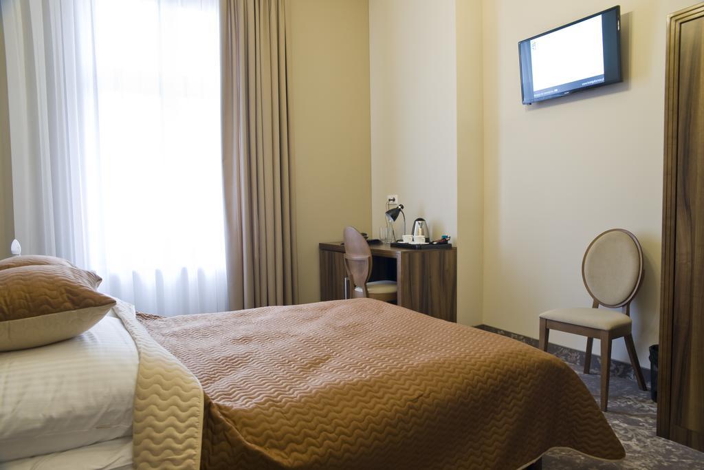 Hotel Gal Тарнув Екстер'єр фото