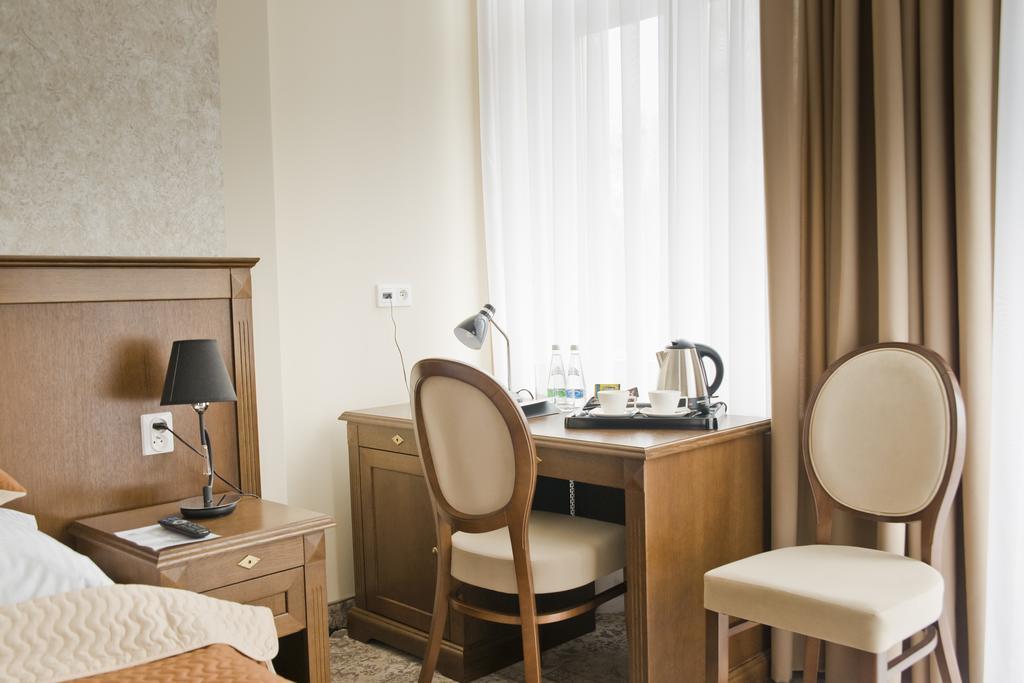 Hotel Gal Тарнув Екстер'єр фото