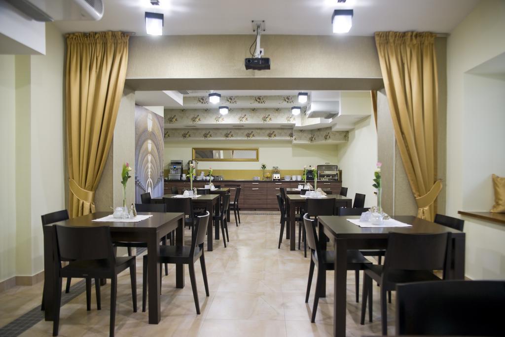 Hotel Gal Тарнув Екстер'єр фото