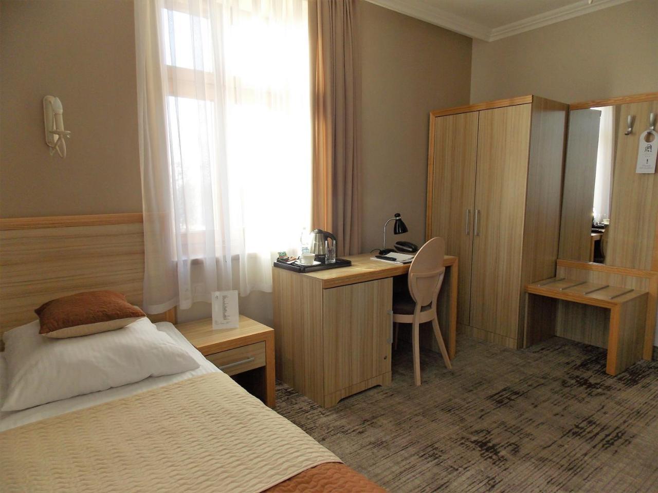Hotel Gal Тарнув Екстер'єр фото
