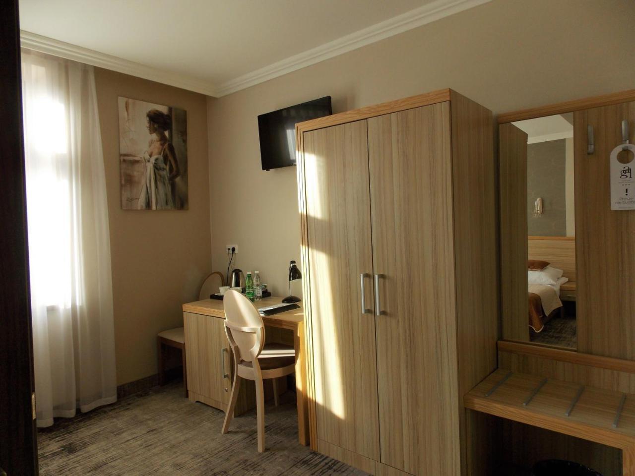 Hotel Gal Тарнув Екстер'єр фото