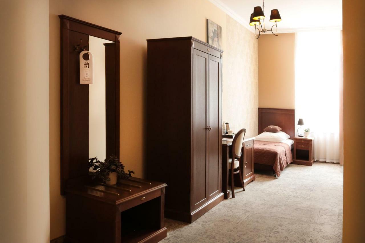 Hotel Gal Тарнув Екстер'єр фото