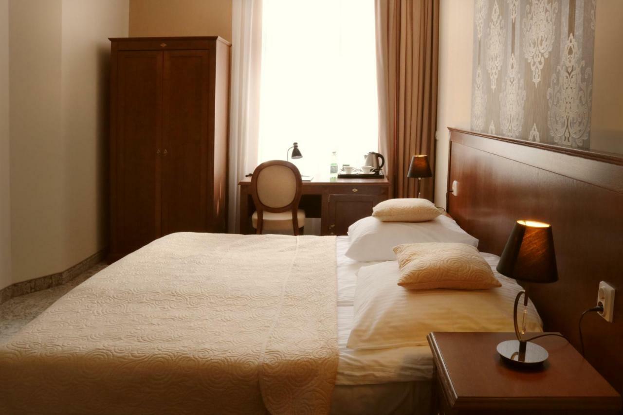 Hotel Gal Тарнув Екстер'єр фото