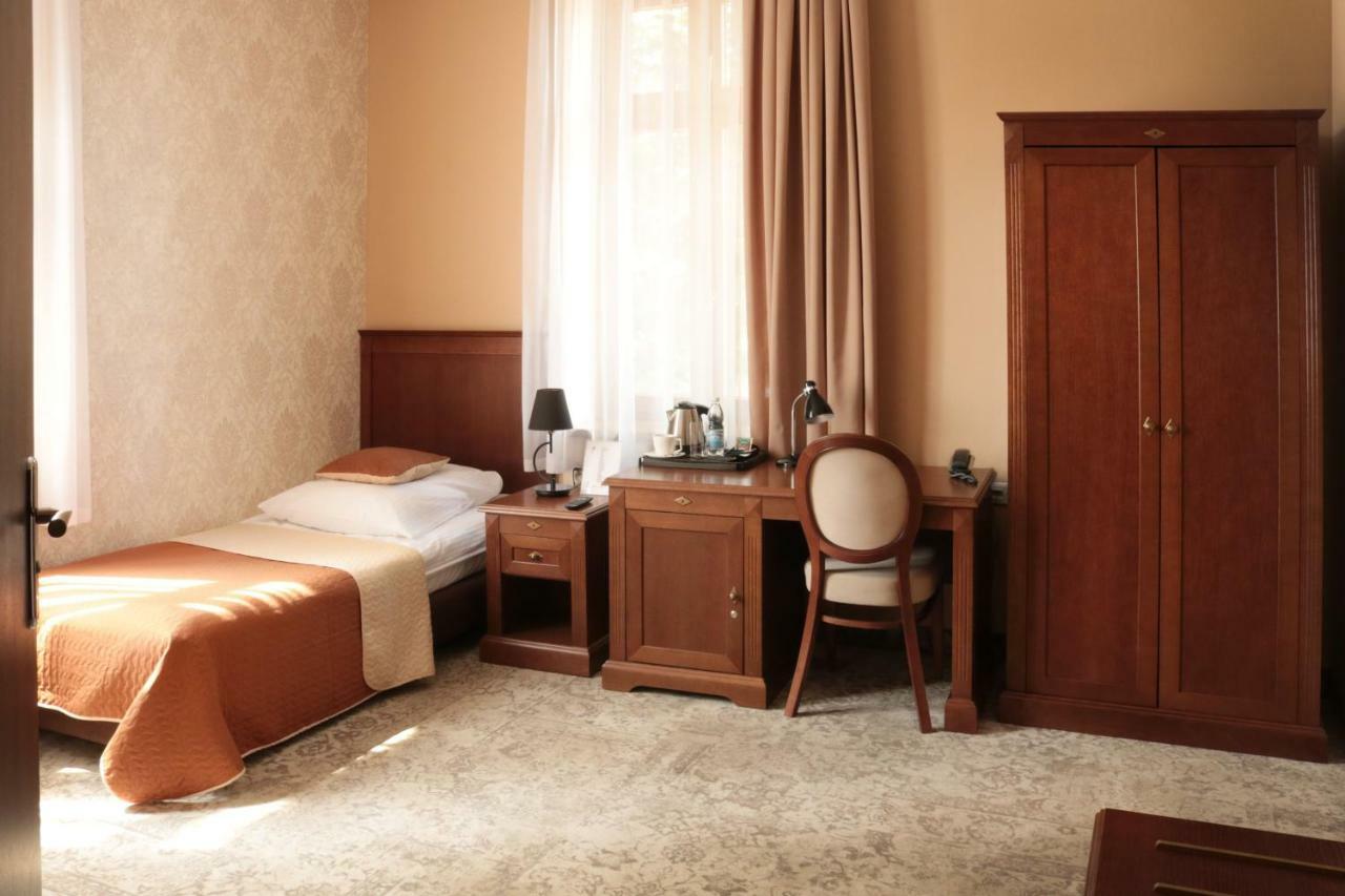 Hotel Gal Тарнув Екстер'єр фото